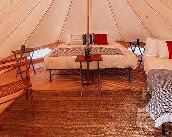 Triple Tent w/ Shared Bathroom - Retreat with us by the Crown of the Continent. - West Glacier - Habitación