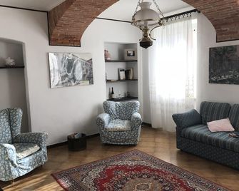Bed & Roses 'Gege' - La Morra - Huiskamer