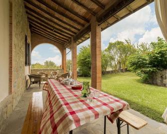 Country House / Farm House in Siena with 4 bedrooms sleeps 9 - Pianella - Patio