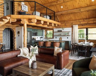 Luxury Waterfront Log Cabin on Lake Michigan with Barrel Sauna & Kayaks - Ellsworth - Sala de estar