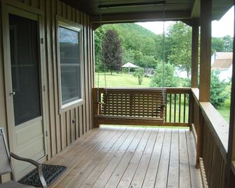 Lovely Amish Crafted Country Cabin in Wellsboro, Pennsylvania - Wellsboro - Balkón