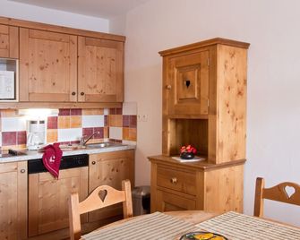 Résidence Odalys Rochebrune Le Vallon - Orcières - Kitchen