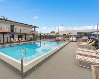 Baymont by Wyndham Orlando Downtown - Orlando - Piscina