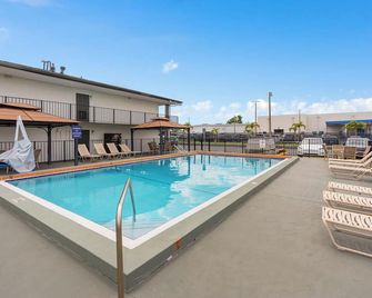 Baymont by Wyndham Orlando Downtown - אורלנדו - בריכה