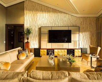 LUXE condo. Beautiful setting for adult groups and families. Complete renovation and new kitchen. - Culebra - Living room