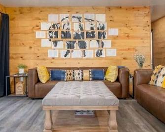 BreaverTree Cabins. Two cabins on Five acres. - Sulphur