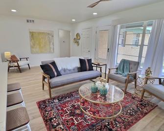 Remodeled home with firepit! 1 mile to Randolph AFB & 3 parks! - Universal City - Living room