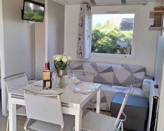 Mobile home with shared pool in Saint-Arnoult - Saint-Arnoult - Salle à manger