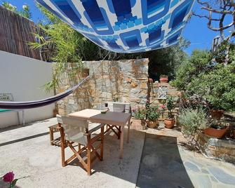 Cosy studio, few minutes away from Chora, airport, prokopis beach, Laguna surf, - Naxos - Patio