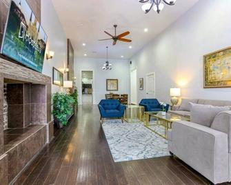 Spacious Condos on Carondelet Street Close to the French Quarter - New Orleans - Living room
