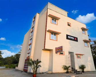 Hotel O Elite Stay - Navalur - Building
