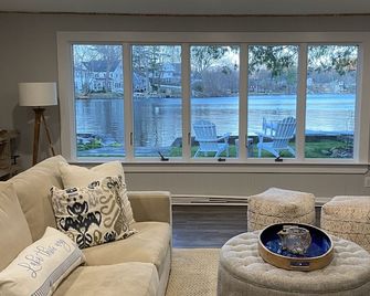 Stunning waterfront retreat on lake Attitash- Dog friendly - Amesbury - Sala de estar