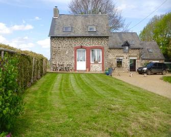 A beautiful renovated Gite set in peaceful and tranquil Normandy countryside - Le Teilleul - Edificio