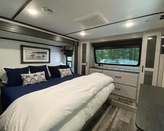 Luxury RV get away near Kport - Alfred - Bedroom