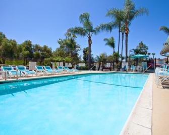 Holiday Inn Express Hotel & Suites San Diego-Escondido, An IHG Hotel - Escondido - Piscina