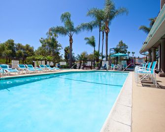 Holiday Inn Express & Suites San Diego-Escondido By IHG - Escondido - Pool