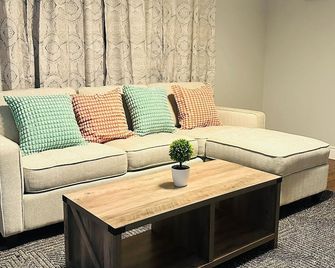 Gorgeous 2-bedroom apartment in Salmon River/Truro - Truro - Obývací pokoj