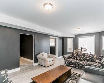 Beach1 Riverfront Resort - Wasaga Beach - Living room