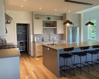 Brand New Luxury Home - Close to The Village - Amazing Ski In/Out too. - Lumby - Kitchen