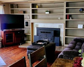 Cozy Honey Creek Hideaway, comfortable sleeping for 8 at Grand Lake! - Grove