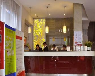 Vienna Hotel Kunming Beijing Road Chuanxin Gulou Metro Station - Kunming - Front desk