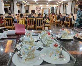 Uttarakhand resort - Kausani - Restaurant