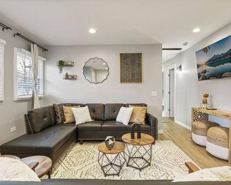 Modern Tranquil Boho Getaway in Glen Ellyn - Glen Ellyn - Pokój dzienny