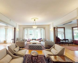 High Street Stunner - Wiscasset - Living room