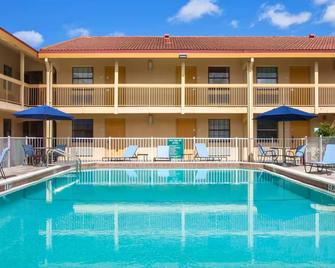 Baymont by Wyndham Fort Myers Central - Fort Myers - Pool