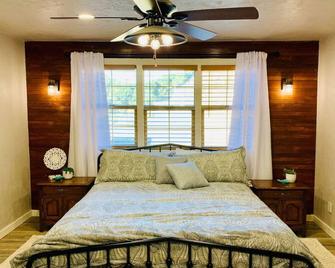 Farmstay in Peaceful Canyon - Lompoc - Bedroom