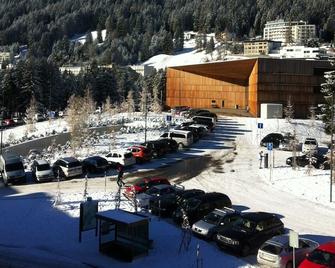 Beautiful, absolutely quiet, cozy and centrally located 2 room apartment - Davos - Gebäude