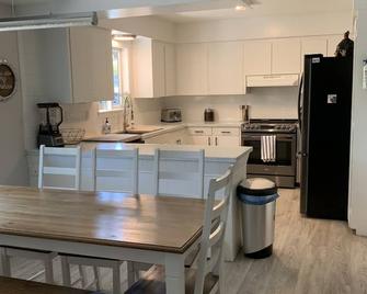 Beautiful Big Home With Heated Inground Pool & Hot Tub! - Kamloops - Kitchen