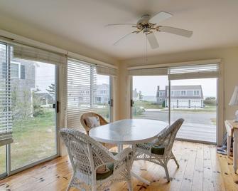 All-Season Sunroom and Fireplace! Chatham Getaway - Chatham - Dining room