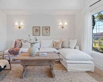 Downtown Boerne Renovated Luxury Cottage House- New & 5 Star Reviews! - Boerne - Wohnzimmer