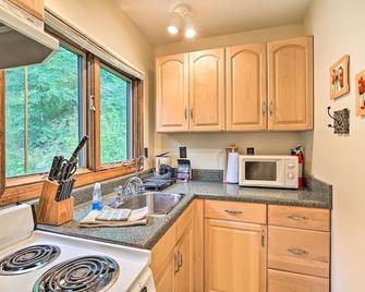 Idyllic Roan Mountain Cabin Across from Creek - Roan Mountain - Kitchen