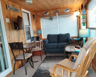 Resort cottage with water views in Maine - Wells - Living room