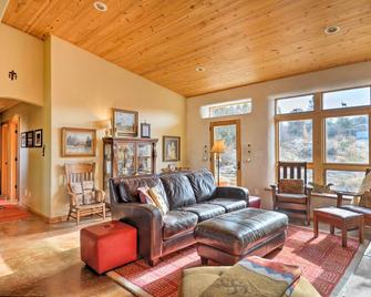 Family-Friendly Del Norte Home w/ Stunning Views! - Del Norte - Living room