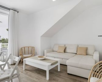 Apartment 'Suite 4 In Natural Park' with Shared Pool, Wi-Fi and Air Conditioning - Barbate - Wohnzimmer