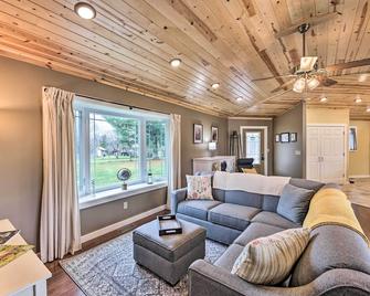 Modern Marlinton Home w/ Hot Tub & Mtn Views! - Marlinton - Living room