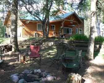Smoky Bear Ranch Cabins - Whitefish - Innenhof