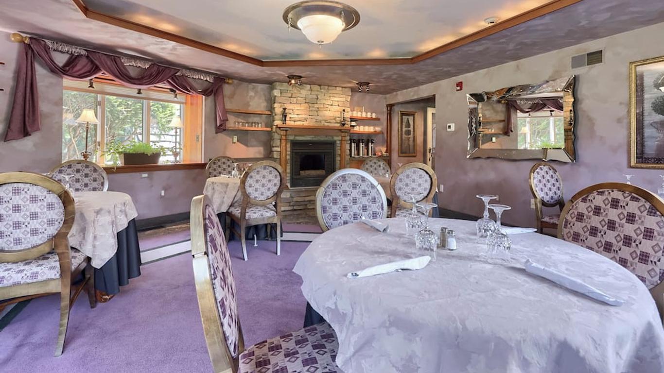 Twin Pine Manor Bed & Breakfast