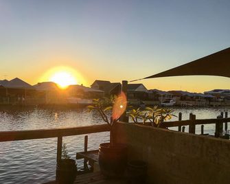 Canal Views - accommodation in Halls Head, Mandurah: dolphins, sunrises and more - Mandurah - Balcón