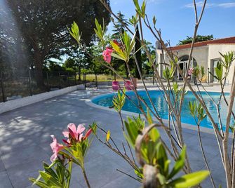 greet Hotel Castres Saïx - Saïx - Басейн