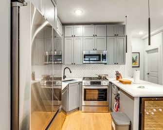 Walk to Journal Square Modern Apt about 4 Mi to NYC! - Jersey City - Cocina