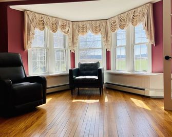 Farmhouse near Shipp University, Dickinson College,Parx casino - Shippensburg - Living room