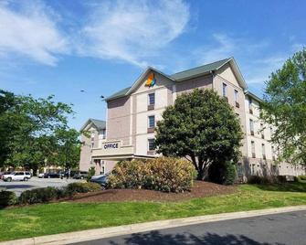 Intown Suites Extended Stay Select Hampton Va - Hampton - Edificio