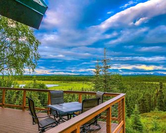 Private Lodging on 12 Acres with Kenai Mountain Views - Kasilof - Balcony