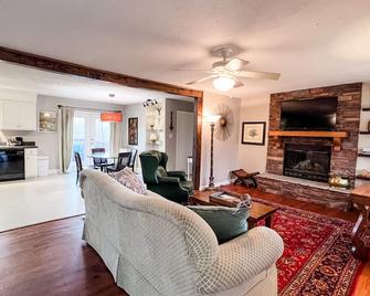 Private Rustic 3BR Quaint Cottage on Pond in woods - Close to Evans Town Center - Evans - Living room