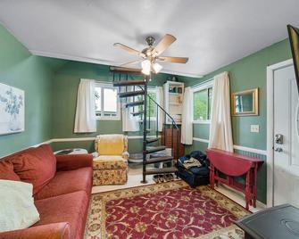 Lakefront Cottage (with pool) on quiet Lake Hudson - Pryor - Living room