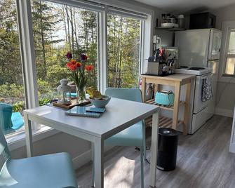 Oceanview Escape for Two, Steps from the Water - The Seanery Cottages - Hubbards - Dining room